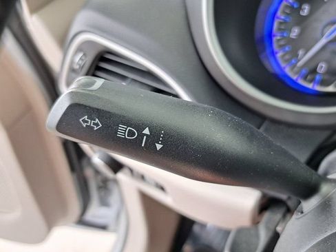 Used 2023 Chrysler Pacifica Touring-L FWD image 12