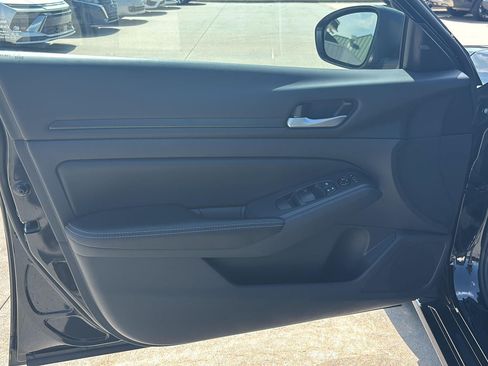 Used 2025 Nissan Altima 2.5 SV FWD image 9