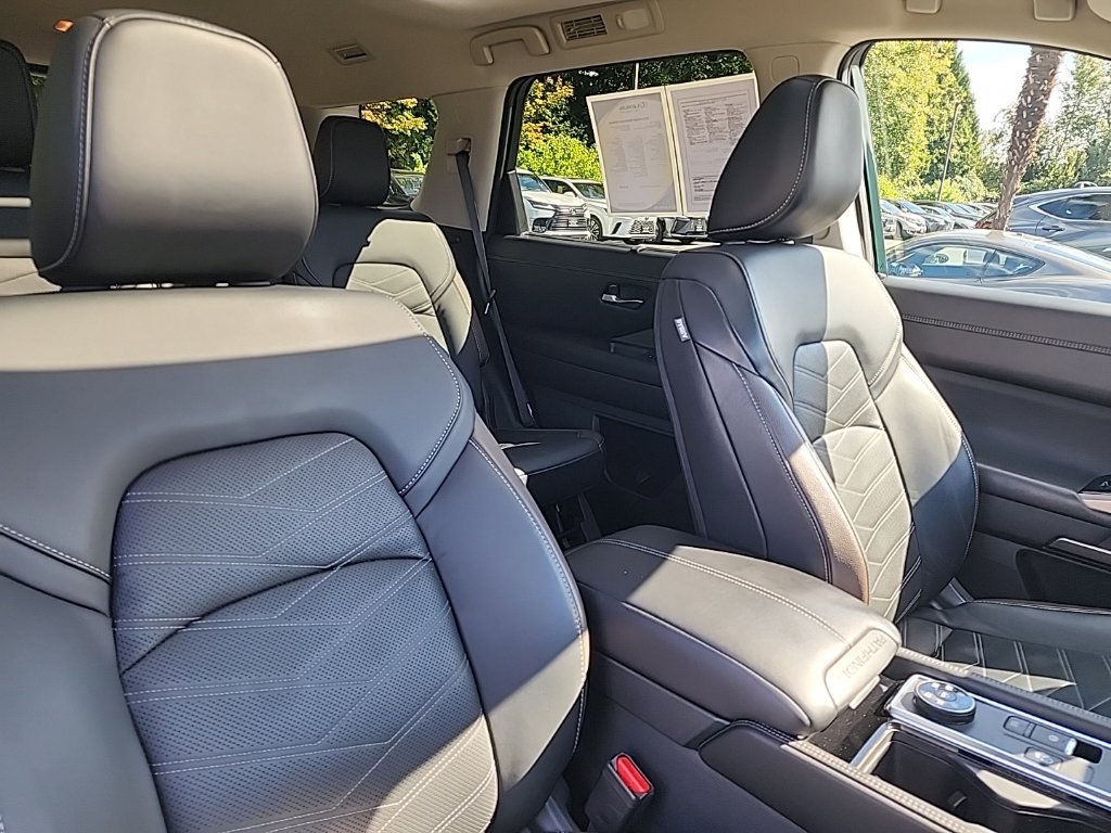 Used 2023 Nissan Pathfinder Platinum w/ Lighting Package (N92) AWD/4WD image 21