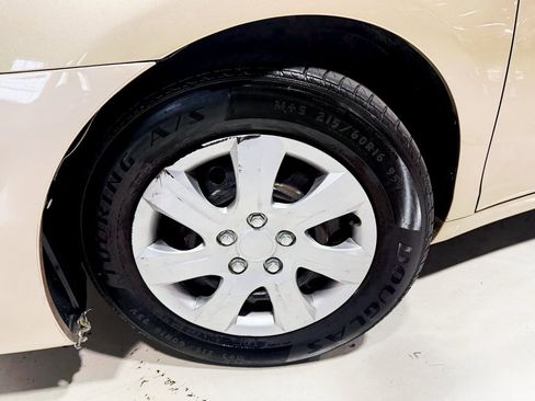 Used 2011 Toyota Camry LE image 2