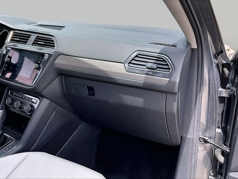 Used 2019 Volkswagen Tiguan SE w/ Panoramic Sunroof Package FWD image 16