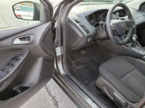 Used 2018 Ford Focus SE w/ SE Appearance Package image 8