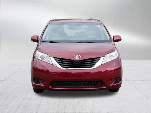 Used 2011 Toyota Sienna LE w/ Towing Pkg FWD image 2