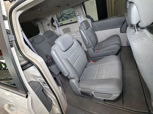 Used 2010 Chrysler Town & Country Touring FWD image 19