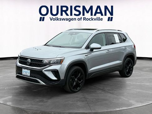 Used 2024 Volkswagen Taos SE FWD image 2