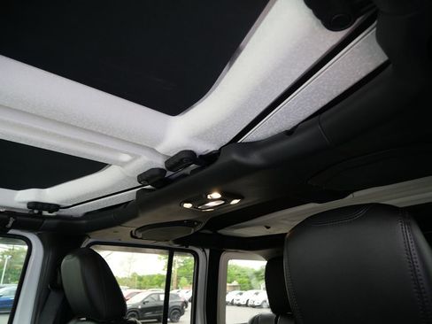Used 2019 Jeep Wrangler Unlimited Sahara AWD/4WD image 12