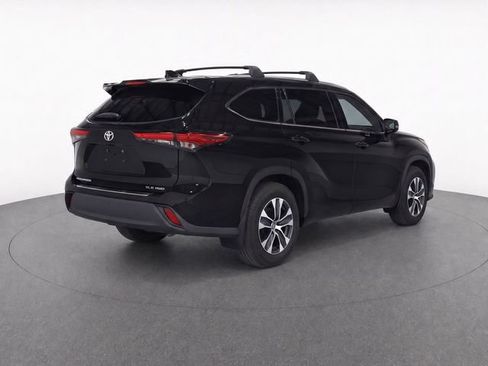 Used 2020 Toyota Highlander XLE AWD/4WD image 3
