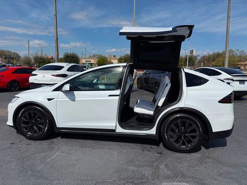 Used 2022 Tesla Model X image 8