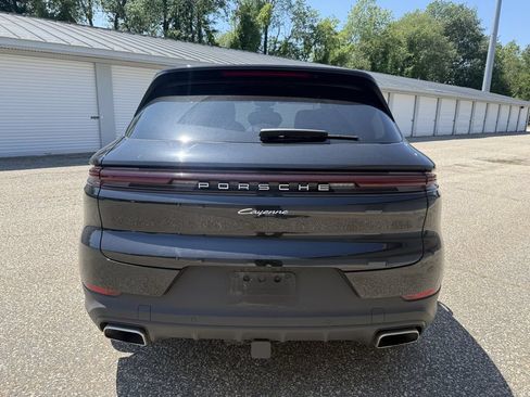 Used 2025 Porsche Cayenne AWD/4WD image 4