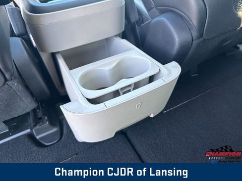 Used 2023 Chrysler Pacifica Touring-L image 40