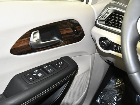 Used 2023 Chrysler Pacifica Limited FWD image 32
