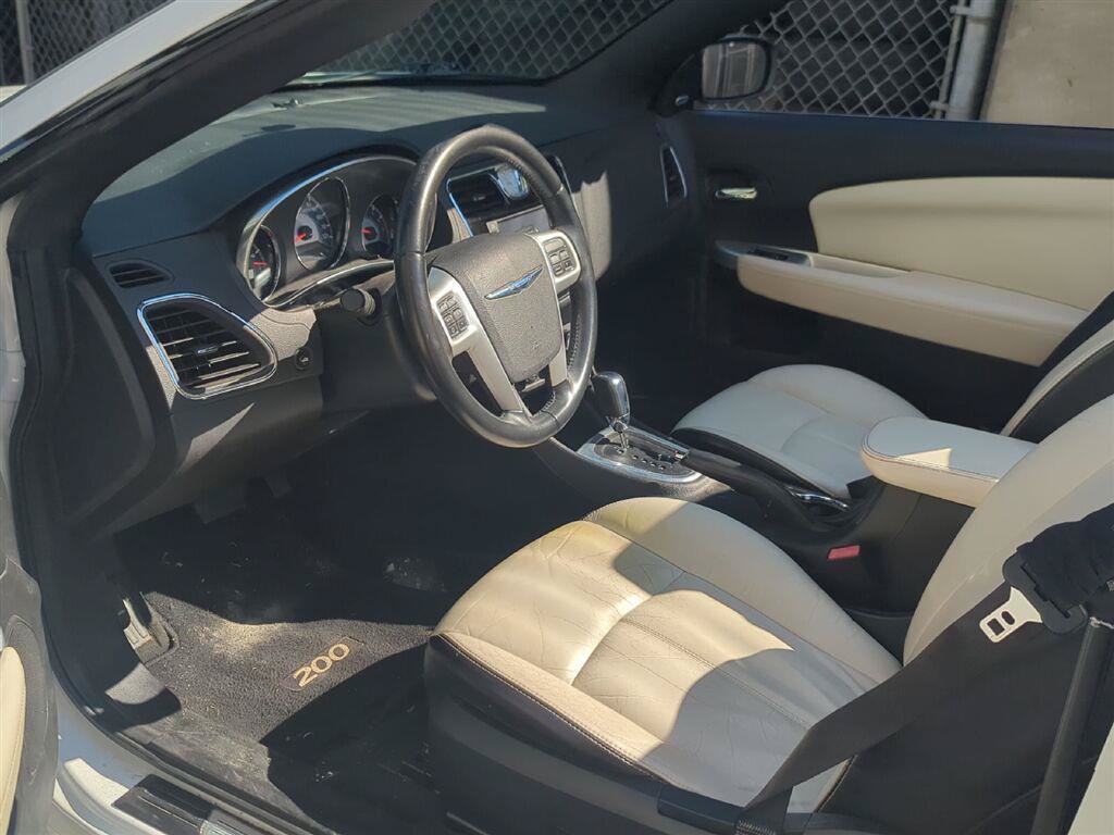 Used 2013 Chrysler 200 Limited FWD image 9
