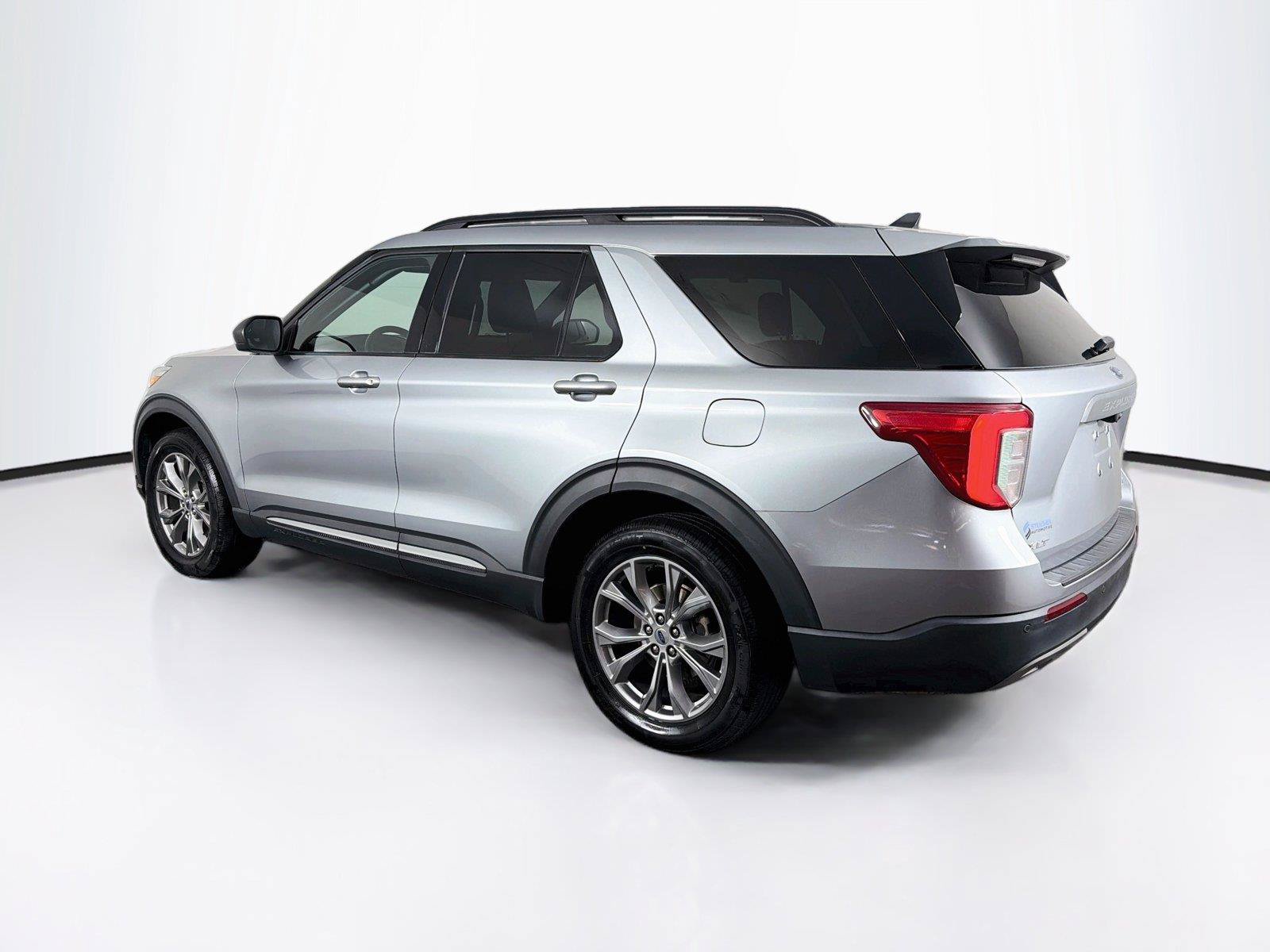 Used 2022 Ford Explorer XLT w/ Equipment Group 202A AWD/4WD image 9