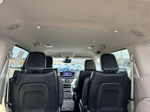 Used 2022 Chrysler Pacifica Touring-L image 48