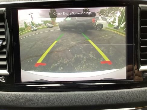 Used 2023 Chrysler Pacifica Touring-L FWD image 19