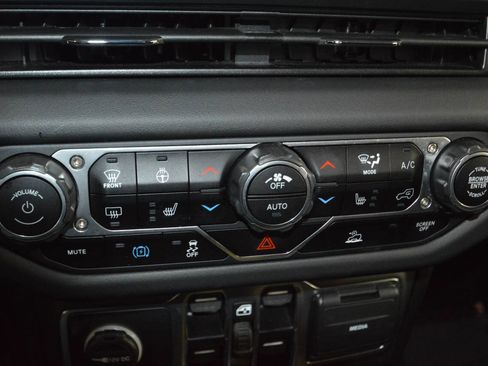 Used 2025 Jeep Wrangler Unlimited Sahara image 39