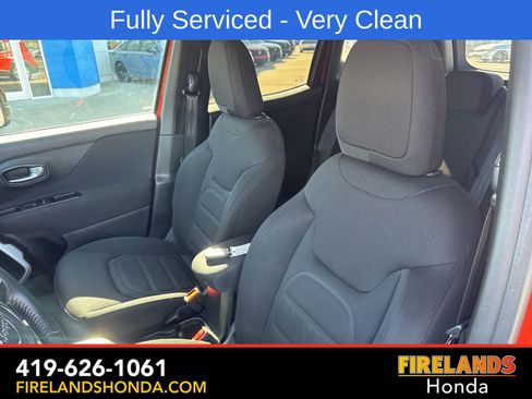 Used 2019 Jeep Renegade Latitude w/ Cold Weather Group FWD image 12