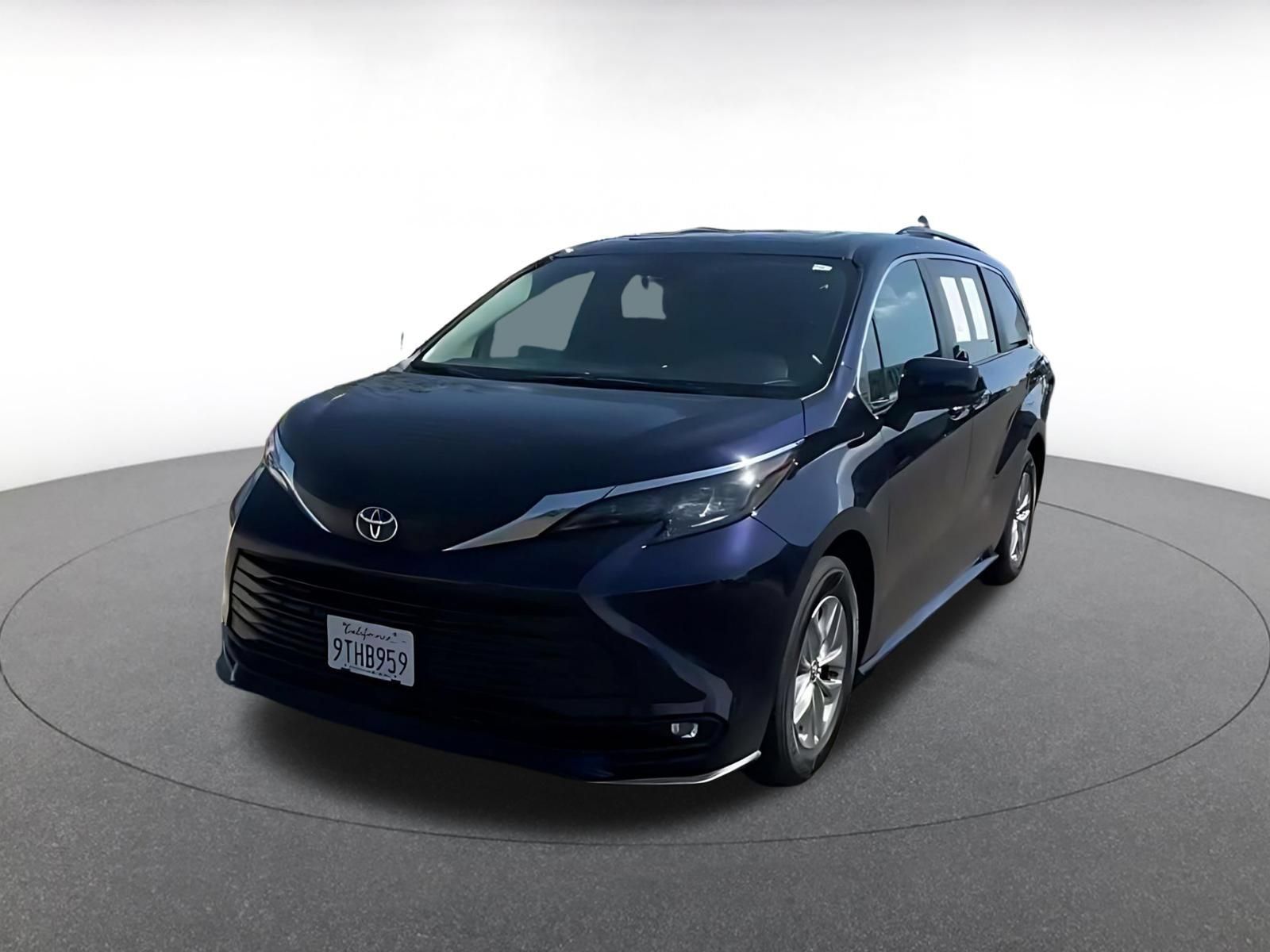 Used 2025 Toyota Sienna XLE FWD image 6