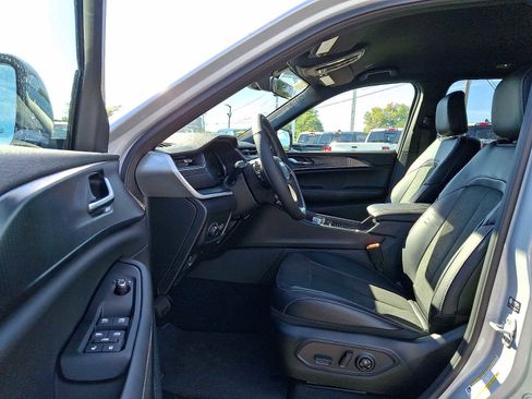 New 2025 Jeep Grand Cherokee Altitude image 9