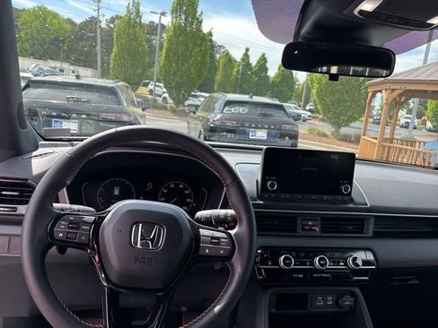 Used 2025 Honda Pilot Sport image 15