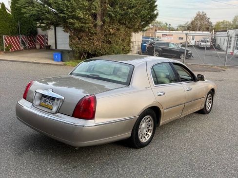 Used 2001 Lincoln Town Car Signature image 6