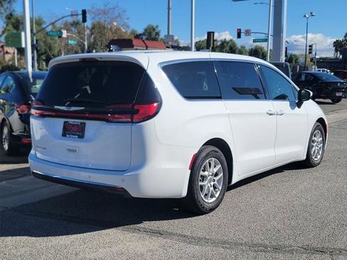 Certified 2023 Chrysler Pacifica Touring-L image 5