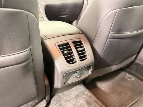 Used 2017 Ford Taurus SEL w/ Equipment Group 201A FWD image 25