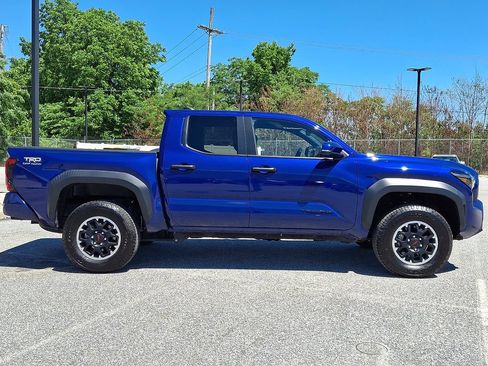 Used 2024 Toyota Tacoma TRD Off-Road w/ TRD Off Road Upgrade Package AWD/4WD image 10