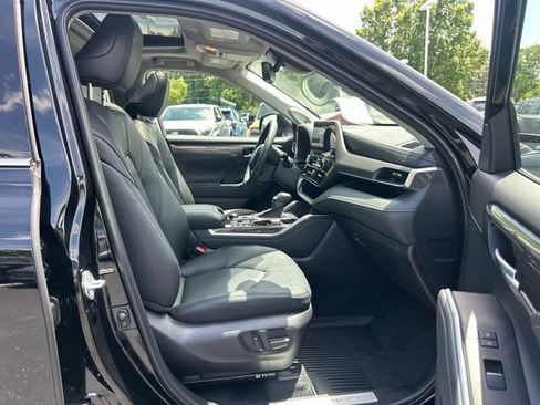 Used 2025 Toyota Highlander Limited AWD/4WD image 19