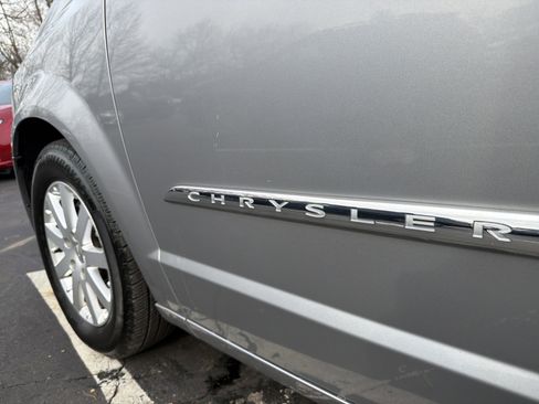 Used 2013 Chrysler Town & Country Touring image 32