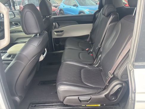 Used 2024 Kia Carnival LX image 9