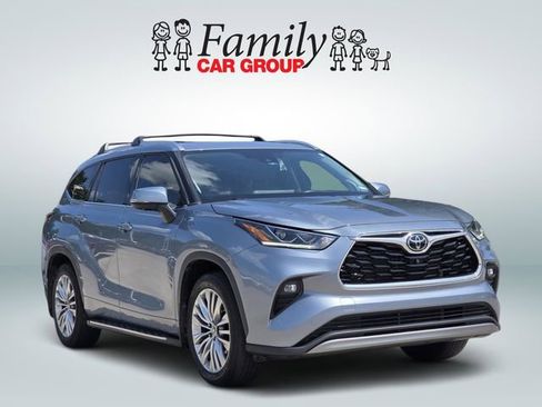 Used 2024 Toyota Highlander Platinum FWD image 2