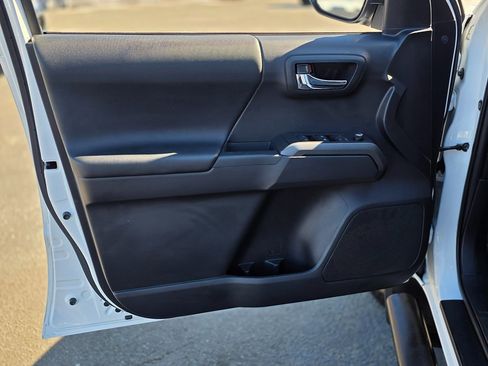 Used 2017 Toyota Tacoma TRD Sport image 22