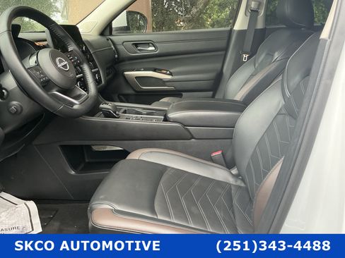 Used 2025 Nissan Pathfinder Platinum FWD image 11
