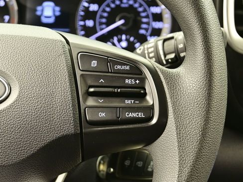 Used 2022 Hyundai Venue SE image 2