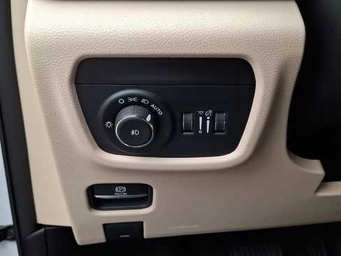 Used 2023 Jeep Grand Cherokee Limited AWD/4WD image 27