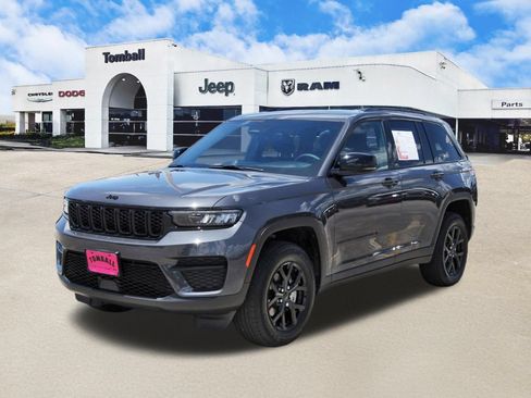 Used 2025 Jeep Grand Cherokee Altitude RWD image 3
