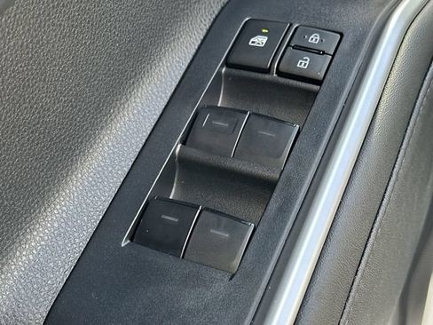 Used 2024 Toyota Highlander XLE FWD image 23