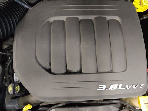 Used 2015 Chrysler Town & Country Limited Platinum FWD image 30