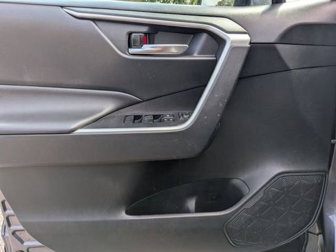 Used 2021 Toyota RAV4 XLE w/ Convenience Package FWD image 13