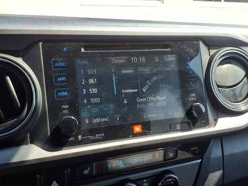 Used 2017 Toyota Tacoma TRD Sport AWD/4WD image 7