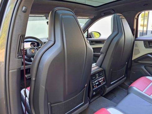 Used 2024 Porsche Cayenne Turbo image 39