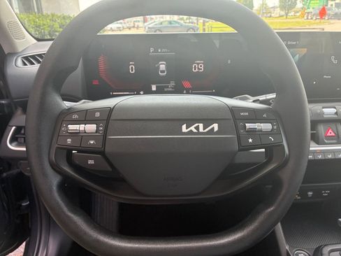 Used 2025 Kia K4 LXS image 27