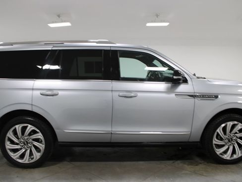Used 2023 Lincoln Navigator Reserve AWD/4WD image 11