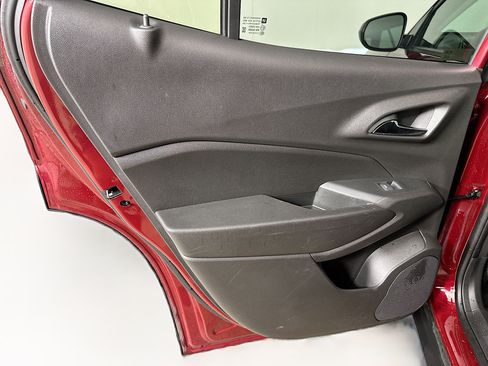 Used 2025 Chevrolet Trax LT FWD image 25
