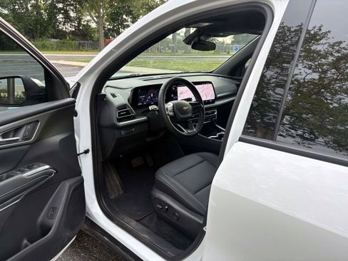 Used 2025 Chevrolet Traverse LT w/ Driver Confidence Package AWD/4WD image 12