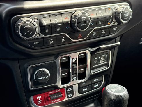Used 2022 Jeep Wrangler Unlimited Rubicon w/ LED Lighting Group AWD/4WD image 28