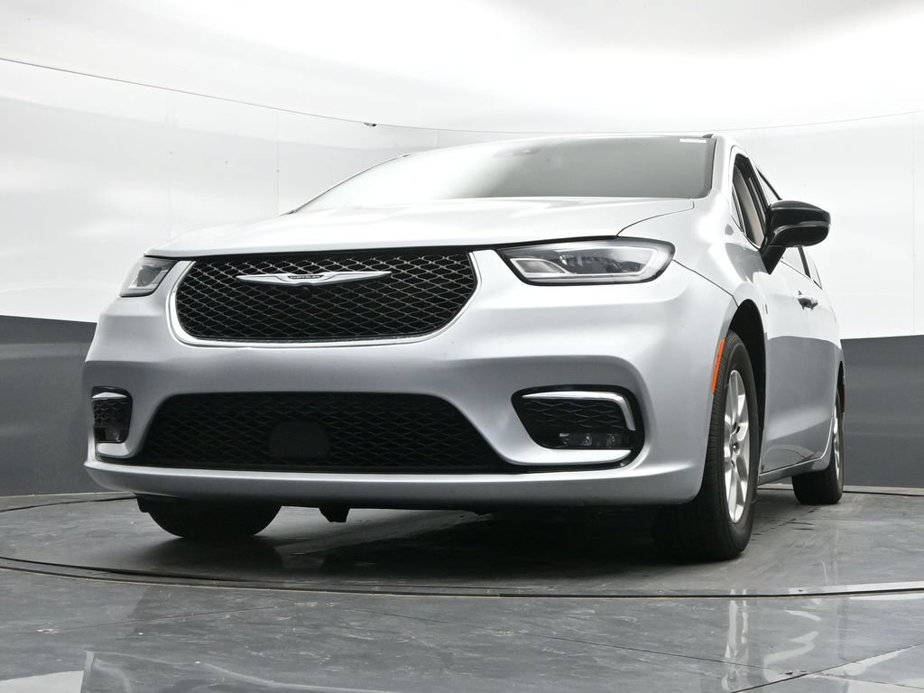 Used 2024 Chrysler Pacifica Touring-L FWD image 44