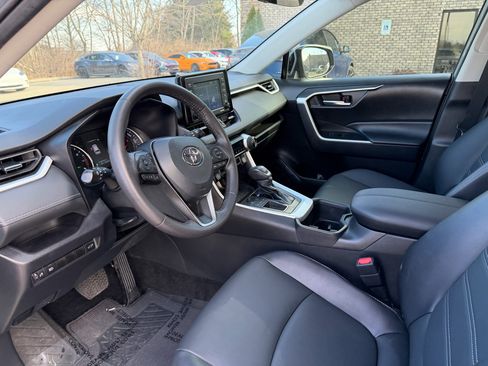 Used 2022 Toyota RAV4 XLE Premium image 10