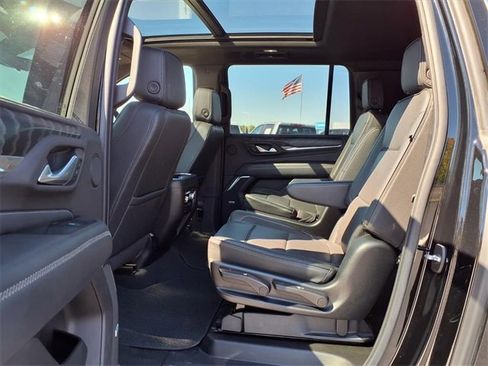 Used 2022 GMC Yukon XL Denali w/ Denali Premium Package image 31